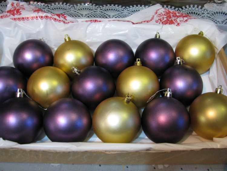 Декорируем новогодние ёлочные шары в технике декупаж
