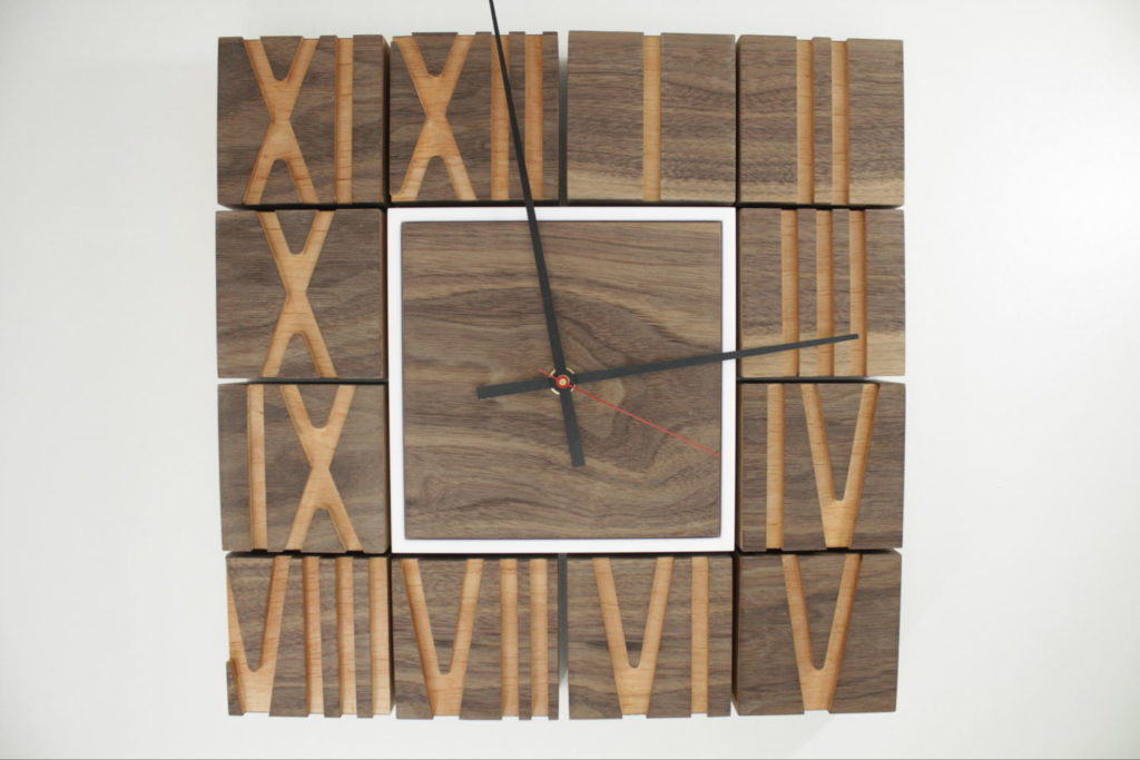 Настенные часы из деревянных досточек