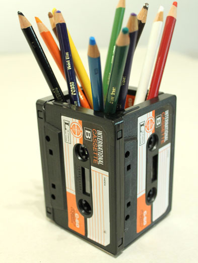Подставка для карандашей и ручек из аудиокассет