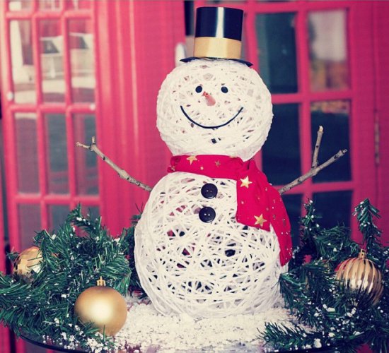 Уникальный снеговик из ниток на новый год как сделать.