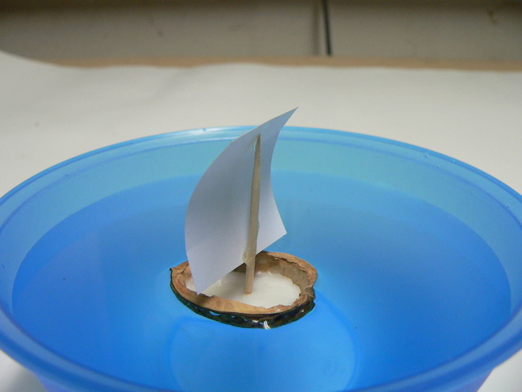 Поделка из скорлупы грецкого ореха - Кораблик