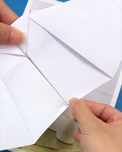 Птица из бумаги с машущими крыльями