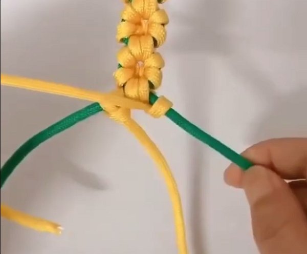 Плетём цветочный браслет из шнурков