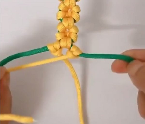 Плетём цветочный браслет из шнурков