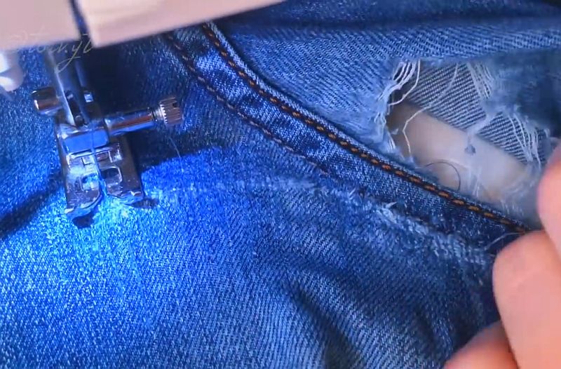 Как зашить дырку на джинсах, чтобы её не было видно