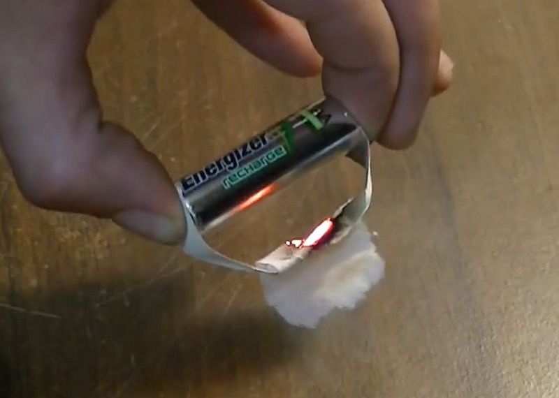 Как разжечь огонь с помощью батарейки и фольги