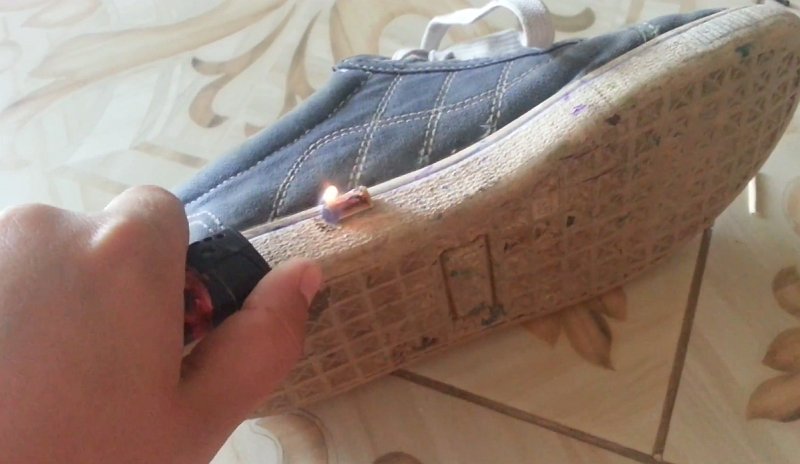 Как зажечь спичку об обувь